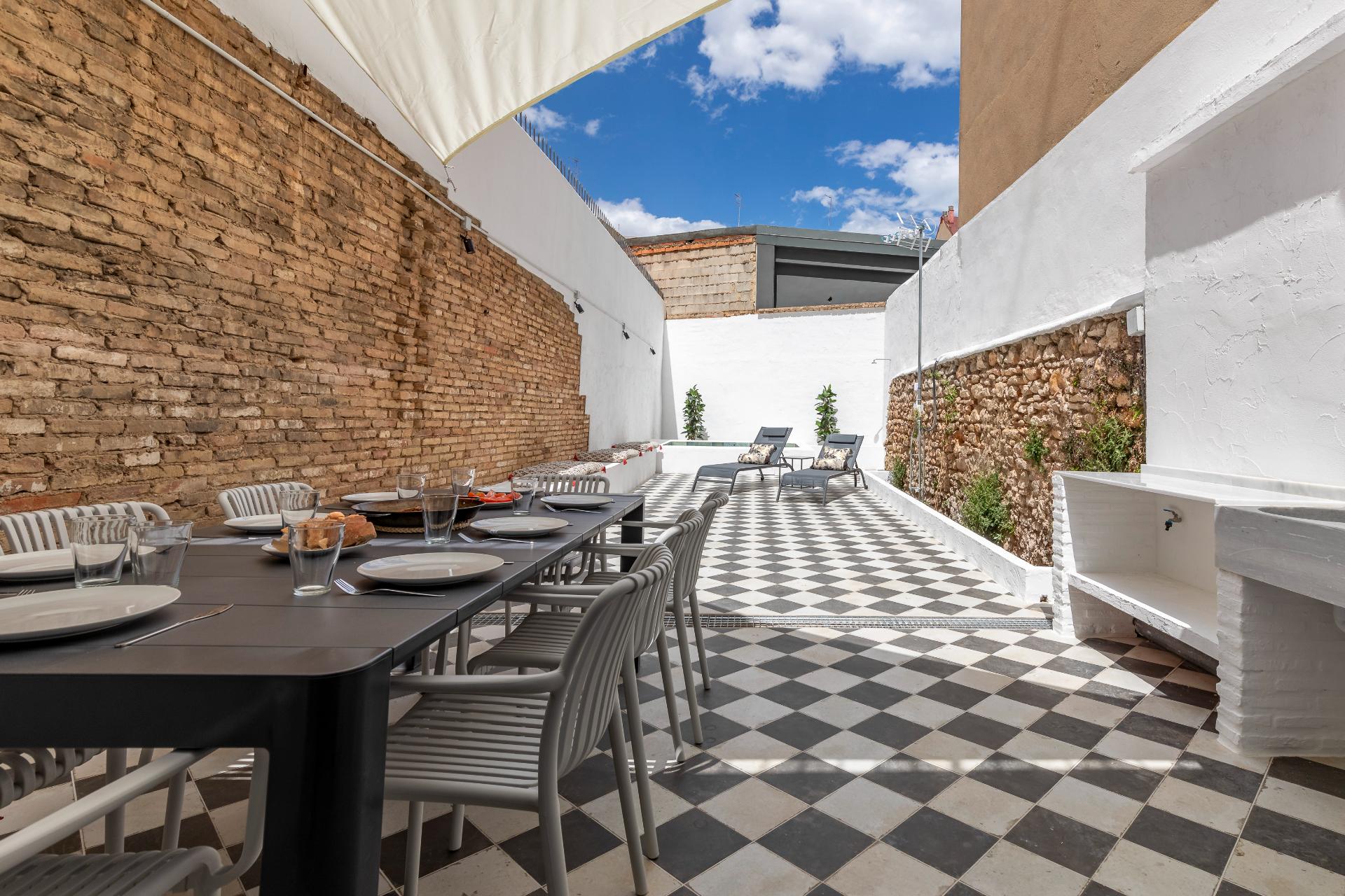Patraix style_Patio-1
